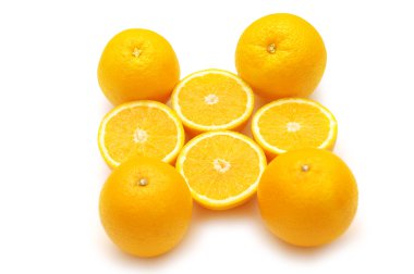 Bütün ve kesilmiş portakal üzerinde beyaz izole