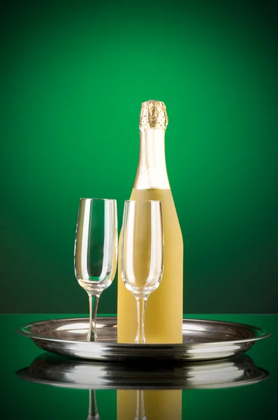 Champagne tegen kleur achtergrond met kleurovergang — Stockfoto