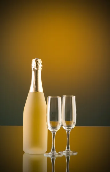 Champagne mot färgen tonad bakgrund — Stockfoto