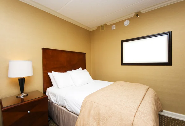 Doppelbett im Hotelzimmer — Stockfoto