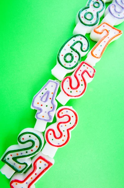 Velas de cumpleaños sobre fondo colorido —  Fotos de Stock