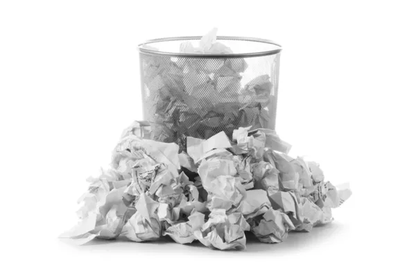 Vuilnisbak met papier afval geïsoleerd op wit — Stockfoto