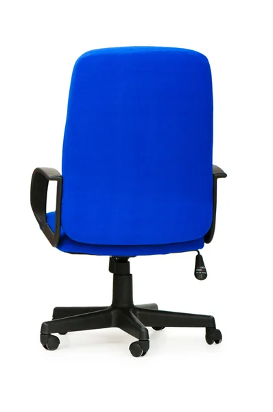 Üzerinde beyaz izole mavi ofis koltuğu — Stok fotoğraf