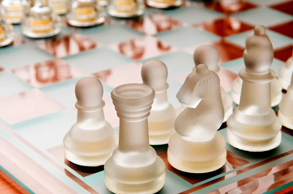 Набір шахових фігур на дошці — стокове фото