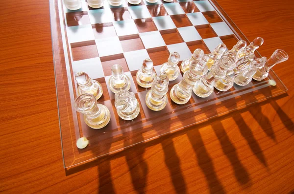 Conjunto de figuras de xadrez no tabuleiro — Fotografia de Stock