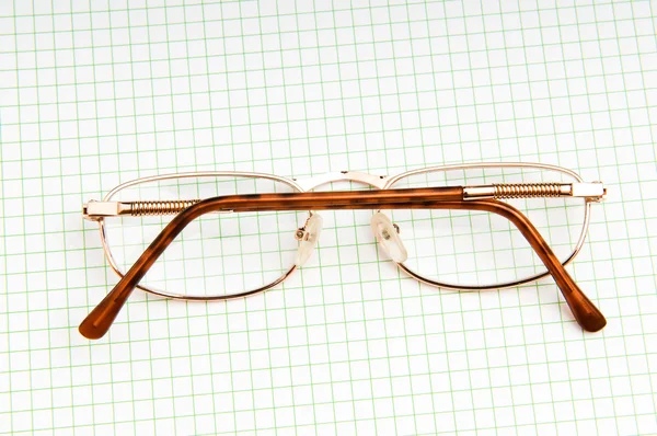 Lectura de gafas en la página negra — Foto de Stock