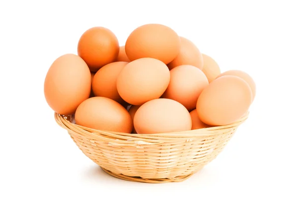 Kahverengi yumurtalar beyaz sepette — Stok fotoğraf