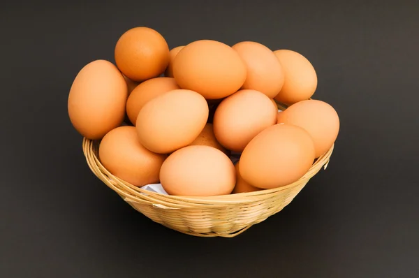 Корзина с яйцами на цветном фоне — стоковое фото