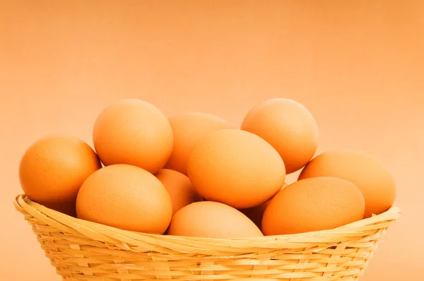 Kurv med egg på fargerik bakgrunn – stockfoto