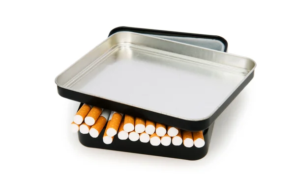 Fumar cigarrillos aislados en el fondo blanco — Foto de Stock