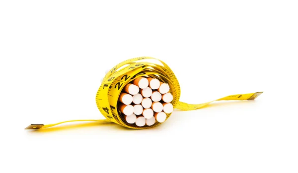 Concepto de fumar con cinta métrica y cigarrillos —  Fotos de Stock