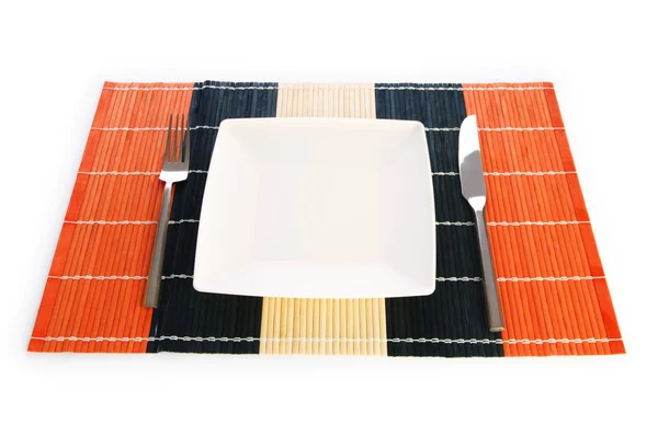 Тарелка с посудой изолированы на белом — стоковое фото