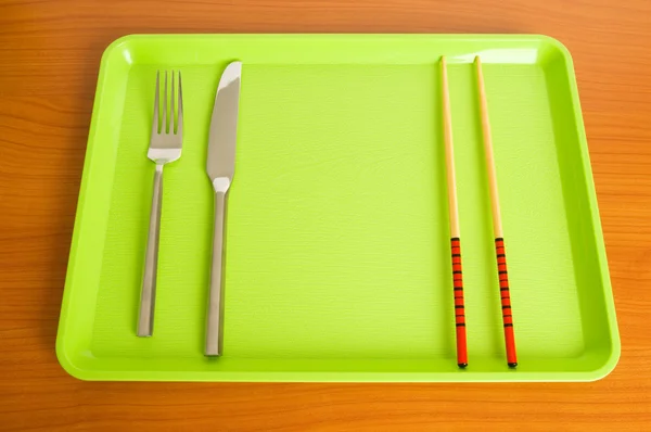 Conjunto de utensílios dispostos sobre a mesa — Fotografia de Stock