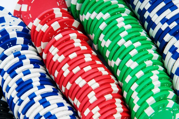 Casinofiches geïsoleerd op de witte achtergrond — Stockfoto