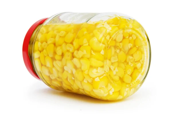 Солодка кукурудза в скляній банці ізольована на білому — стокове фото