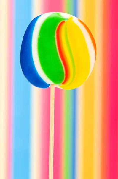Pirulito colorido contra o fundo colorido — Fotografia de Stock