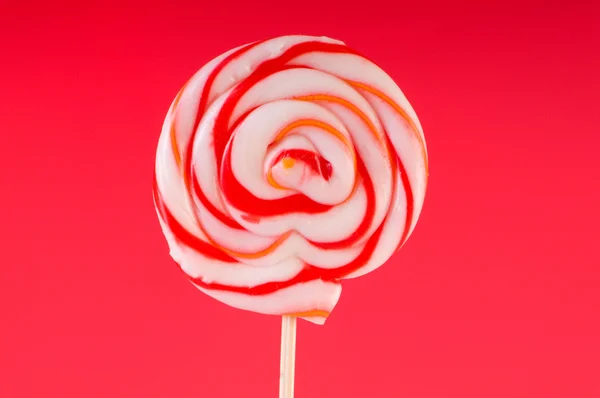 Färgglada lollipop mot färgstarka bakgrund — Stockfoto