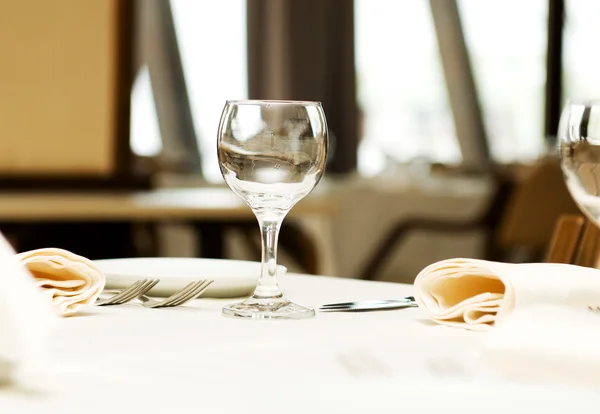 Copos de vinho na mesa - profundidade superficial do campo — Fotografia de Stock