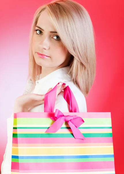 Blond meisje met boodschappentas — Stockfoto