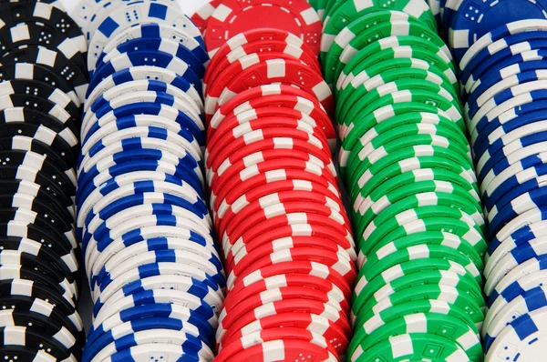 Фишки казино изолированы на белом фоне — стоковое фото