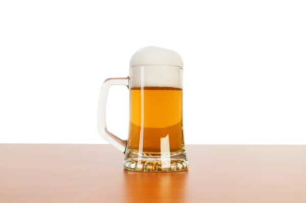 Ποτήρι μπύρα που απομονώνονται σε λευκό φόντο — Φωτογραφία Αρχείου