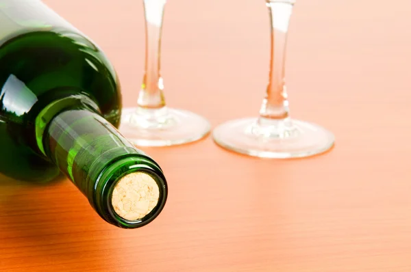 Fles wijn op de houten tafel — Stockfoto