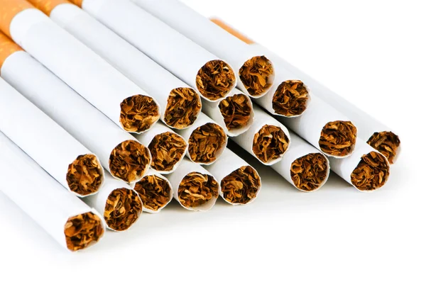 Курение сигарет изолированы на белом фоне — стоковое фото