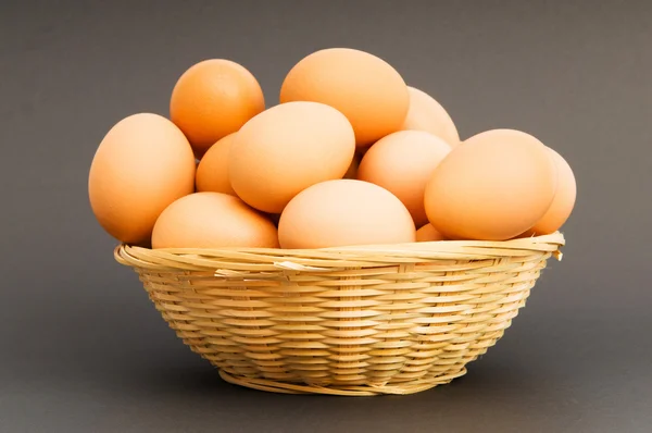 Cesto di uova sullo sfondo colorato — Foto Stock