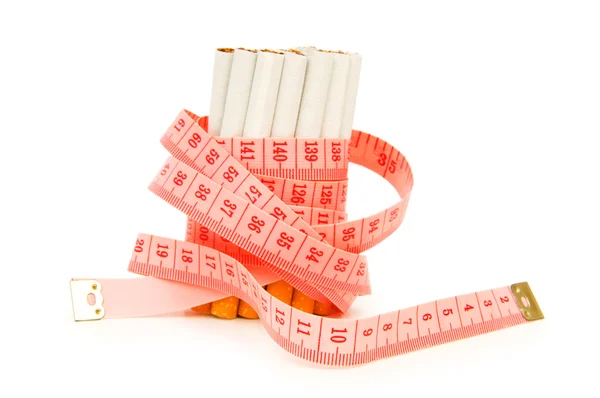 Conceito de fumar com fita métrica e cigarros — Fotografia de Stock