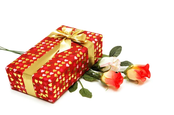 Confezione regalo e mazzo di fiori isolati su bianco — Foto Stock