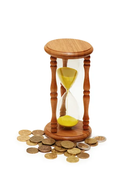 Ο χρόνος είναι χρήμα"έννοια - κλεψύδρα και κέρματα — Φωτογραφία Αρχείου