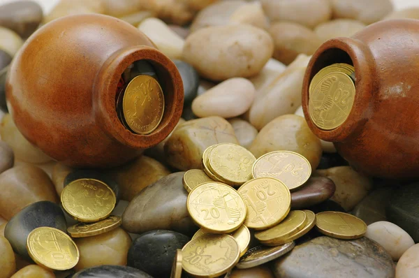 Dos ollas con monedas en los guijarros —  Fotos de Stock
