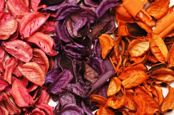 Фон с тремя цветами сухих листьев — стоковое фото