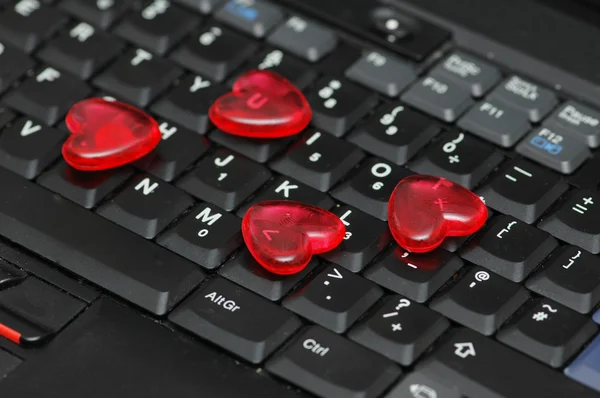 Amore su internet - forme rosse del cuore sulla tastiera tje — Foto Stock