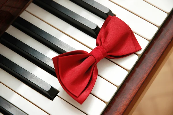 Κόκκινο παπιγιόν πάνω στα πλήκτρα πιάνου — Φωτογραφία Αρχείου