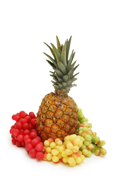 Winogrona i ananasa na białym tle — Zdjęcie stockowe