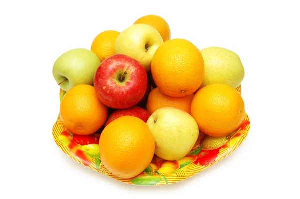 Яблоки и апельсины в лотке изолированы на белом — стоковое фото
