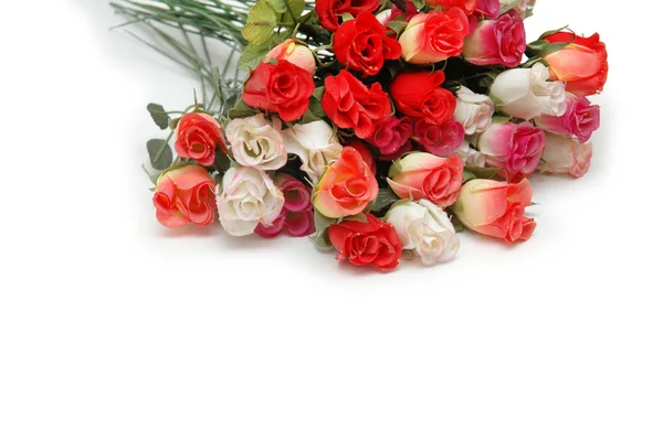 Μπουκέτο τριαντάφυλλα απομονωμένη στο λευκό με χώρο για το κείμενό σας — Φωτογραφία Αρχείου