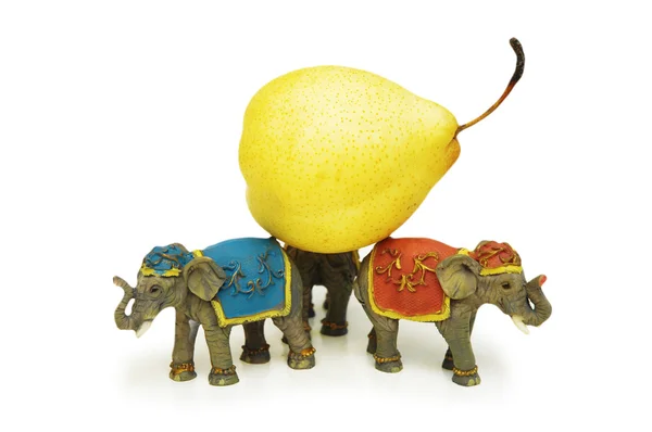 Üç filler üzerinde beyaz izole sarı armut holding — Stok fotoğraf