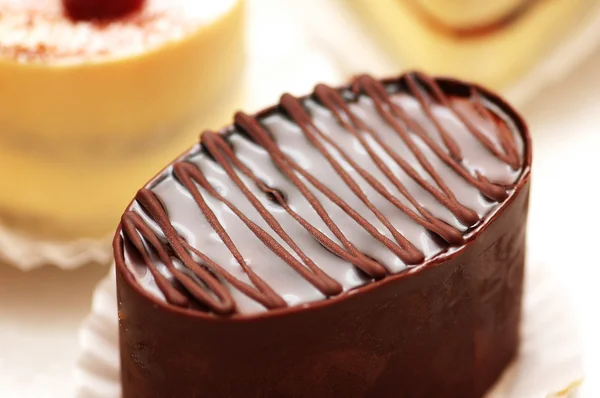 Dégustation de gâteau au chocolat de forme ovale — Photo