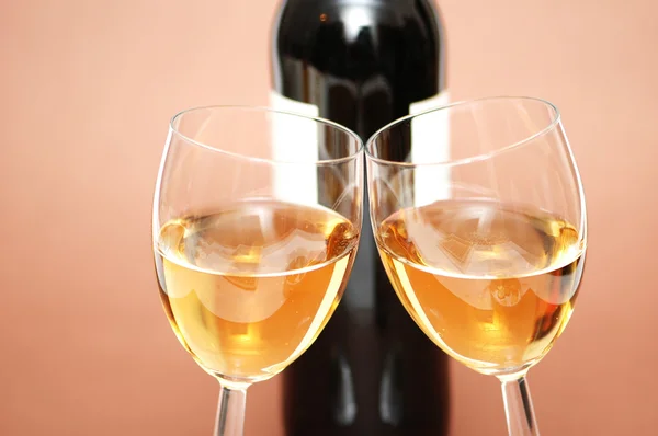 Due bicchieri di vino e una bottiglia un vino — Foto Stock