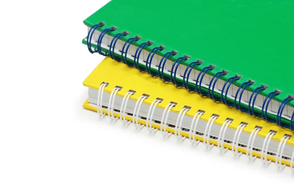 绿色和黄色螺旋笔记本上白色隔离 — 图库照片