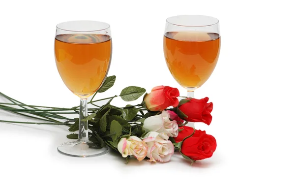 Δύο ποτήρια κρασί και λουλούδια που απομονώνονται σε λευκό — Φωτογραφία Αρχείου