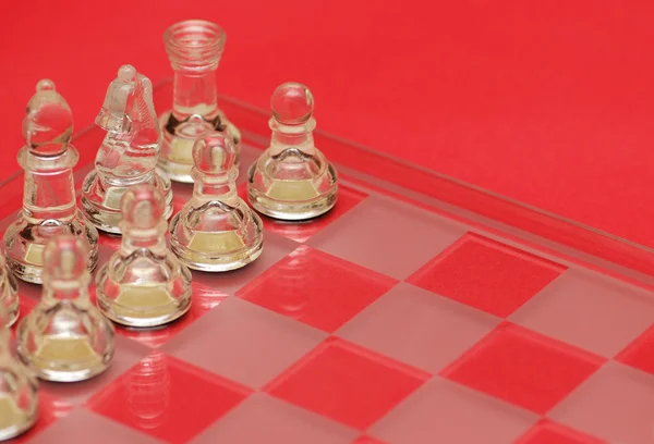 Figuras de xadrez em fundo vermelho — Fotografia de Stock