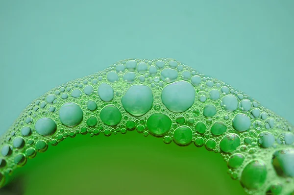 Burbujas de espuma sobre fondo azul y verde —  Fotos de Stock