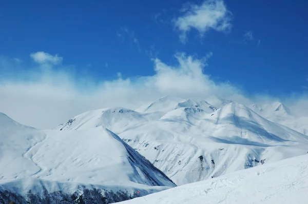 雪でおおわれた山の風景 — ストック写真