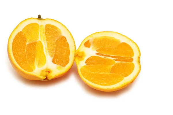 Δύο κομμάτια πορτοκαλιού που απομονώνονται σε λευκό — Φωτογραφία Αρχείου