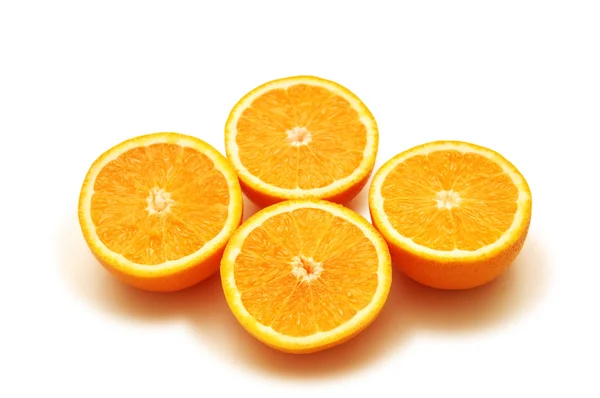 Τέσσερα μισό-κομμένα τα πορτοκάλια απομονωθεί σε λευκό — Φωτογραφία Αρχείου
