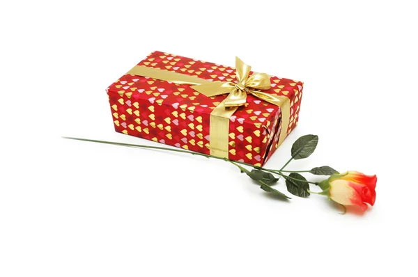 Τριαντάφυλλο και δώρο κουτί που απομονώνονται σε λευκό — Φωτογραφία Αρχείου