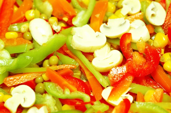 Närbild av sallad med paprika, svamp, morot — Stockfoto